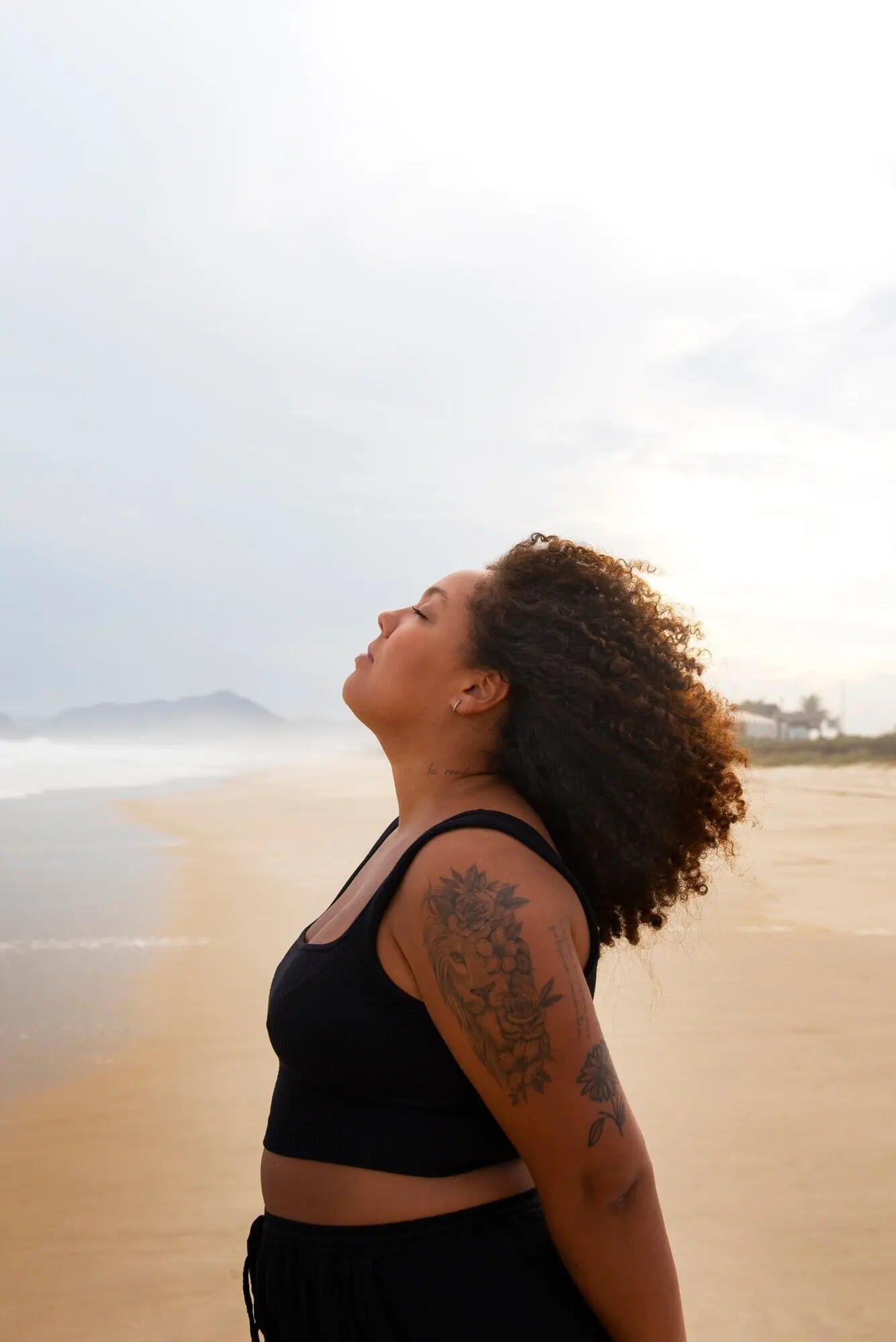 Печальная женщина у моря