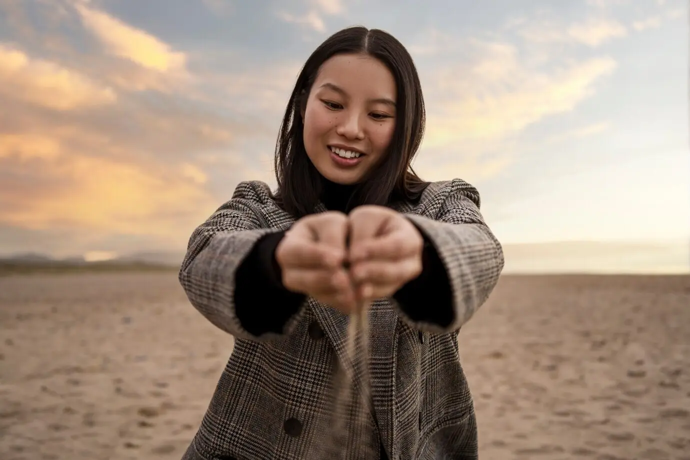 Улыбающаяся женщина на пляже, вид спереди