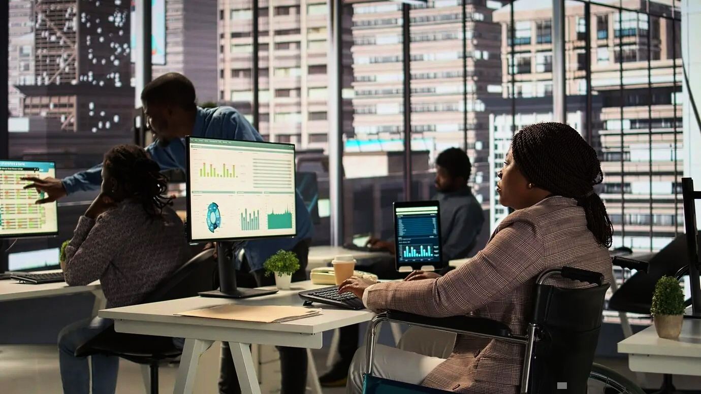 Team planning next steps for consultoría en estabilidad financiera y carga de deuda