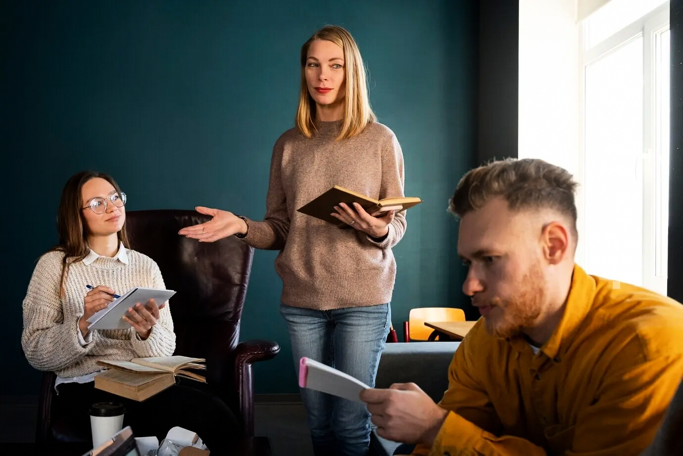 Muro de notas adhesivas clasificando riesgos en logística y cadena de suministro